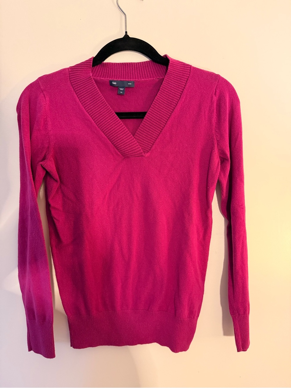 GAP Women's V-Neck Sweater in Bright Fuchsia